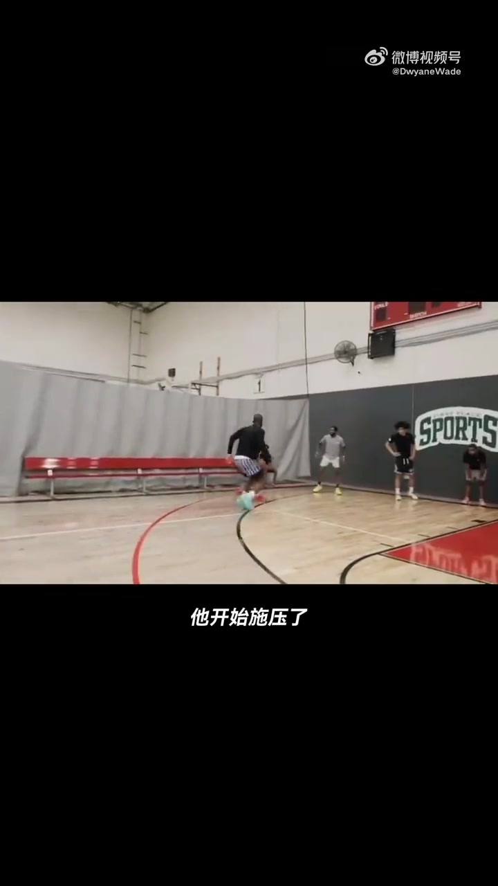 韋大爺依舊還能打！與一幫NCAA的球員們交手，身手很矯健