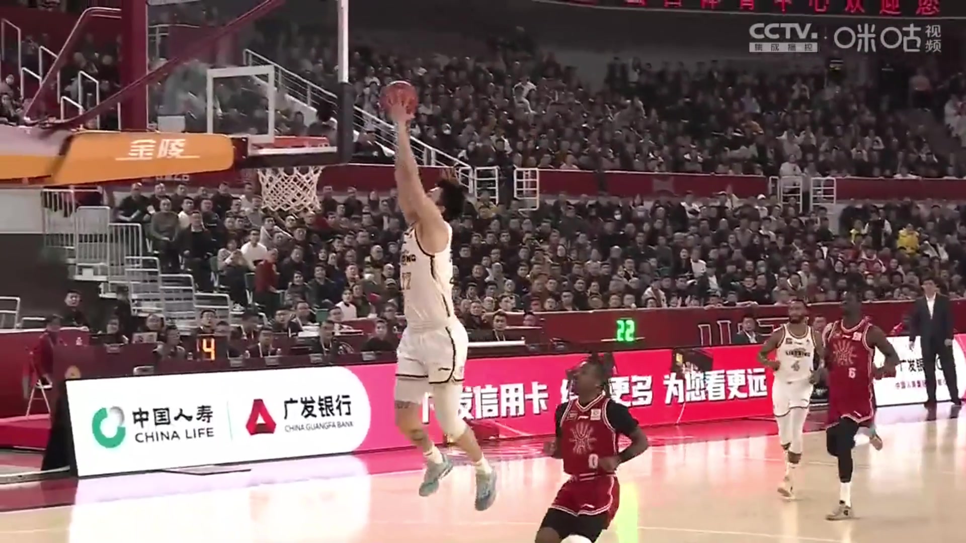 一騎絕塵！張鎮(zhèn)麟接球神速反擊 獻上飛身雙手雷霆重扣?