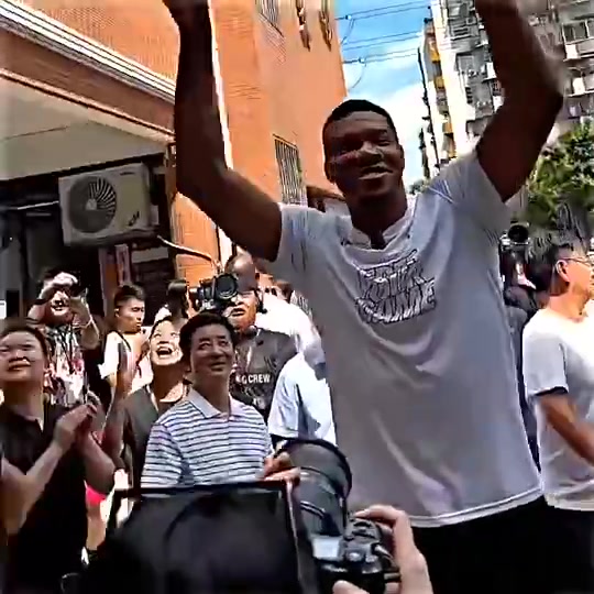 懵圈了！字母哥中國行教小孩運(yùn)球，結(jié)果發(fā)現(xiàn)大家都會