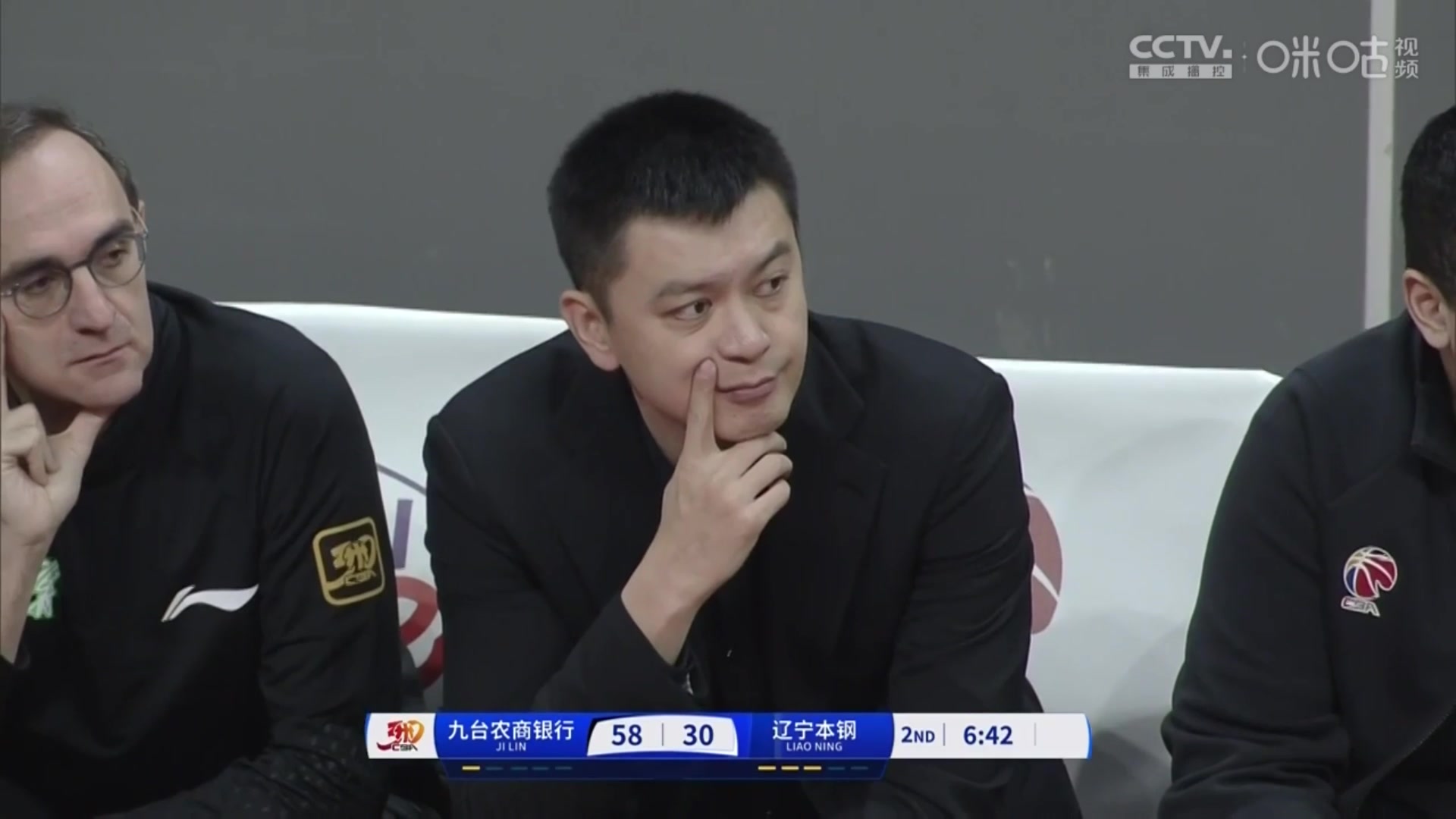一節(jié)半將近落后30分！場(chǎng)下楊鳴被氣出向佐同款表情包