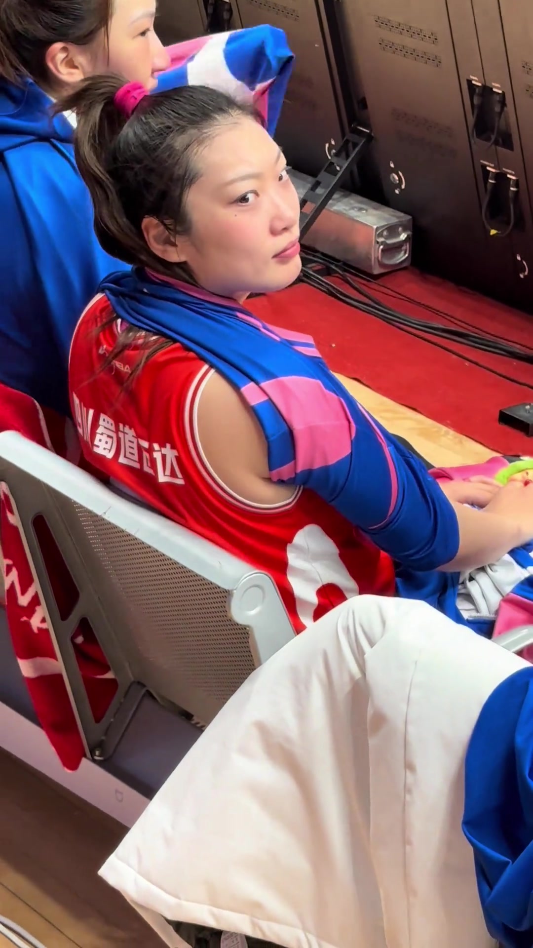 球迷偷拍李夢(mèng)被發(fā)現(xiàn)，李夢(mèng)嘟嘴回應(yīng)太可愛(ài)了