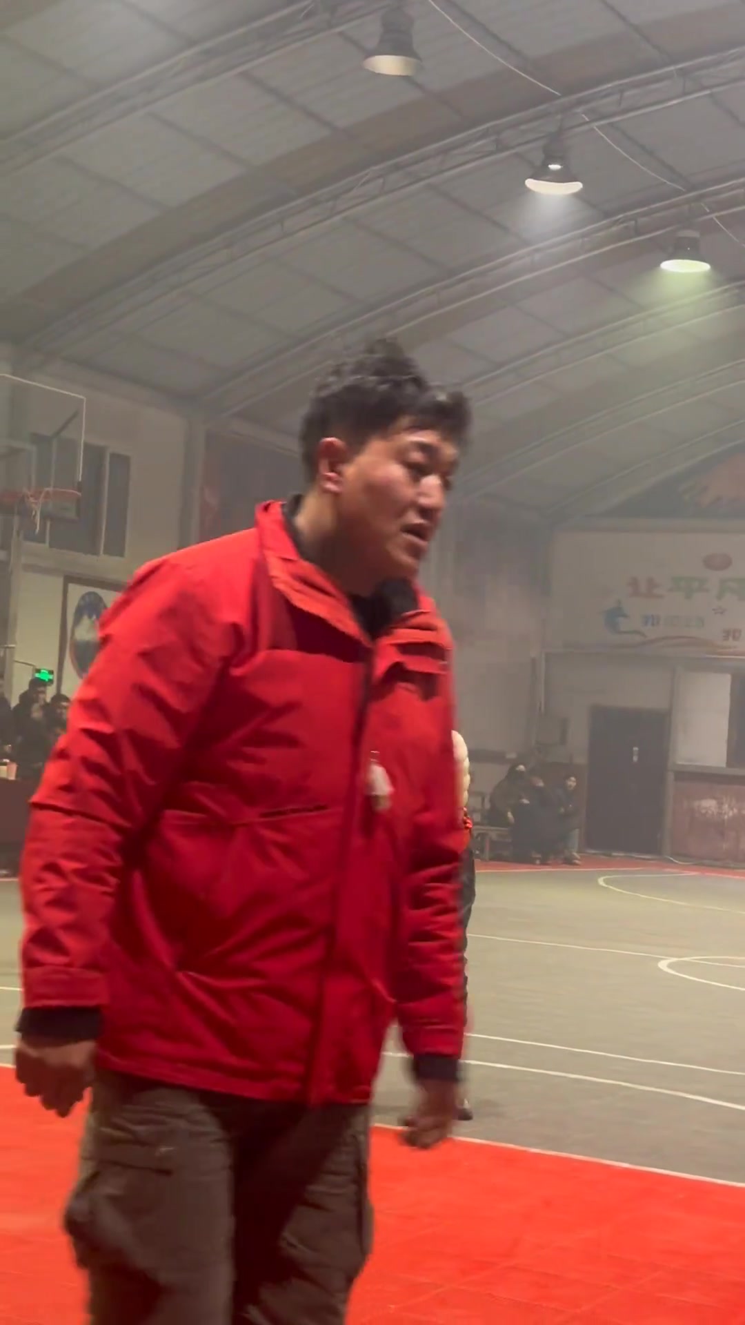 這么冷的場(chǎng)地打球真的需要勇氣