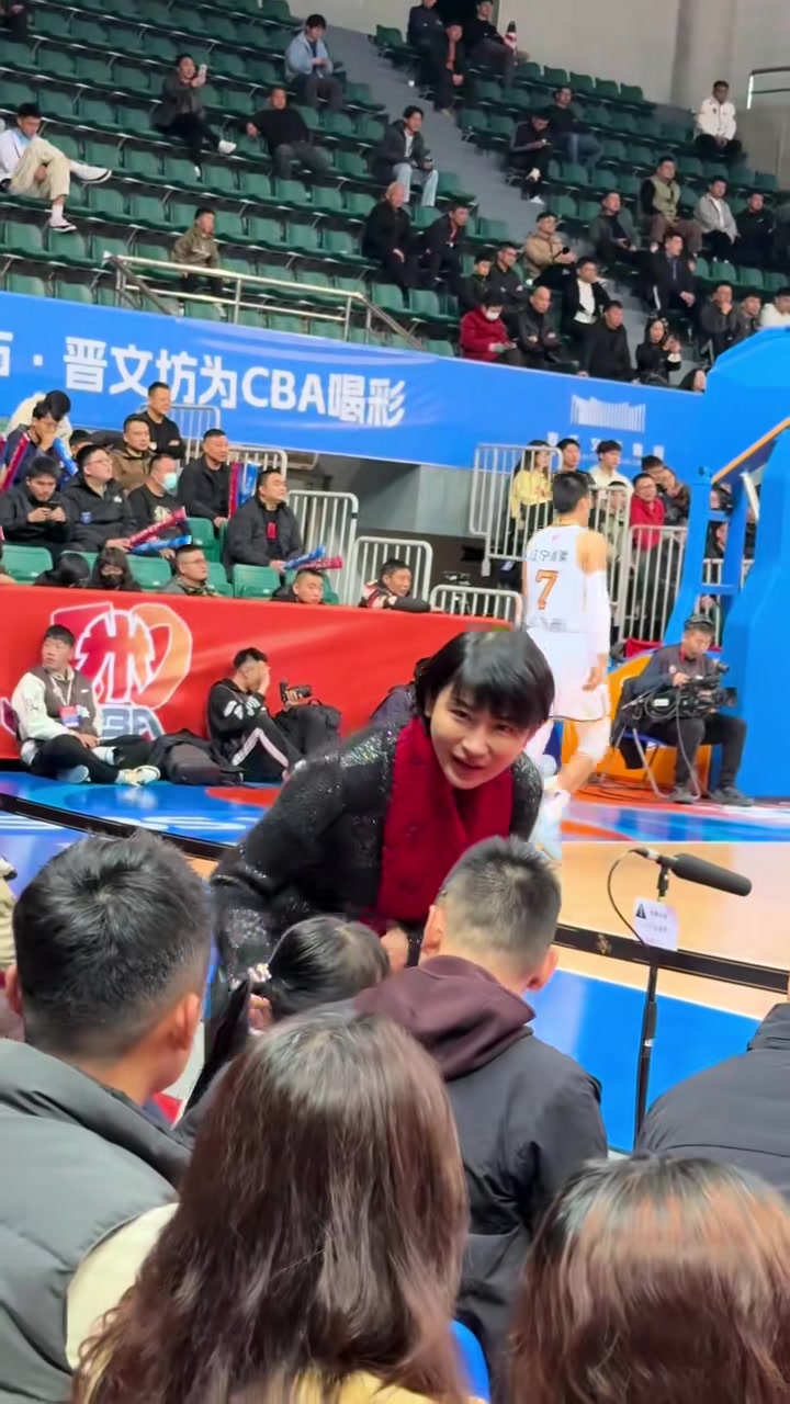 福建男籃女經(jīng)理伍佰蘭現(xiàn)身主場 標志性大紅圍巾還是那么顯眼啊