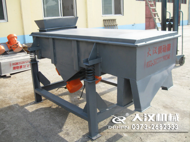 1016型直線振動篩的材質(zhì)分為：不銹鋼，碳鋼兩種可以選擇。