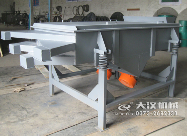  525型直線振動(dòng)篩采用碳鋼材質(zhì)，有四個(gè)出料口可同時(shí)篩出5種不同的物料等級(jí)。