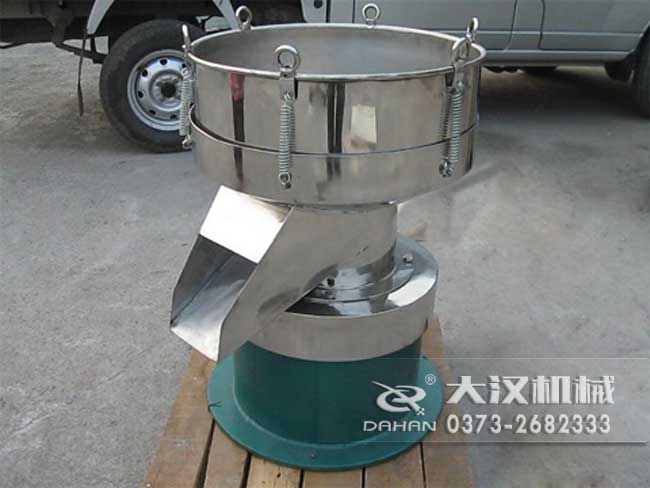 涂料振動篩由：框體，振動斗，出料口，振動電機底座等部件組成