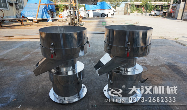 不銹鋼涂料振動篩是一種比較受用戶歡迎的產品之一，主要優(yōu)勢耐酸堿，不生銹，使用壽命長。