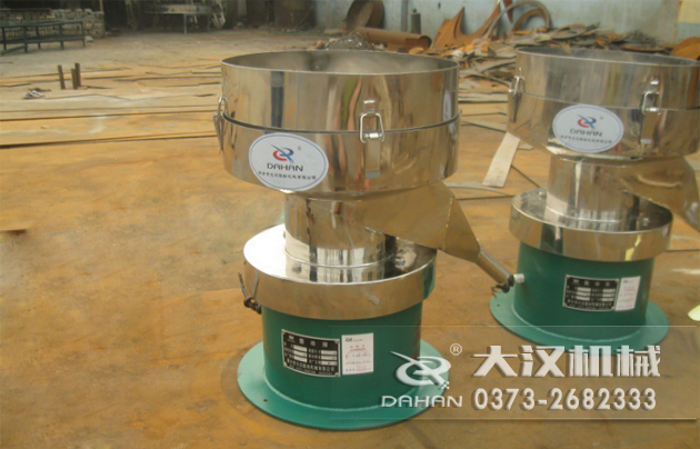 涂料振動篩底部為碳鋼材質，上半部分與無聊接觸的為不銹鋼材質，這種產品能夠在成本上有所節(jié)約。