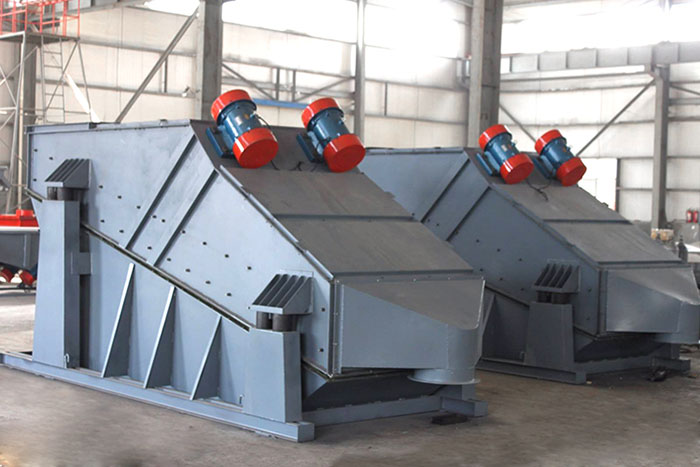 ZSG礦用振動篩采用雙電機振動，電機位置安裝在頂部，便于更好的傳遞振動力。